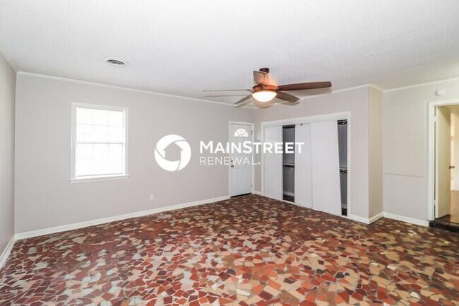 Building Photo - 4 Bedroom Pet-Friendly Home in Memphis, TN with Main Street Renewal