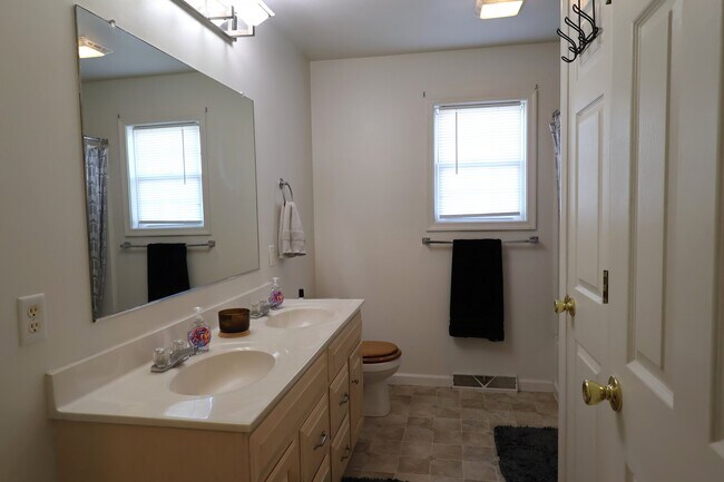 Building Photo - 132 Lighthouse Dr