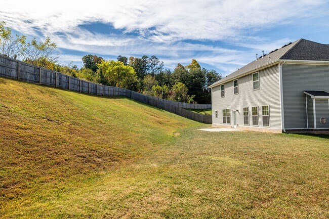 Building Photo - Maryville 37801 - 4 bedroom, 2.5 bath home...