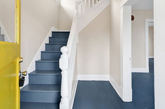 Building Photo - $1,000 Grocery Store Gift Card! 4 Bedroom, 1 bathroom Home in the York neighborhood for Rent!