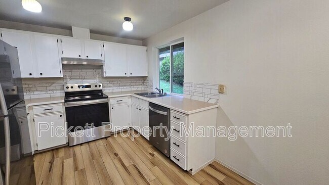 Building Photo - 6449 Lewis NE Dr