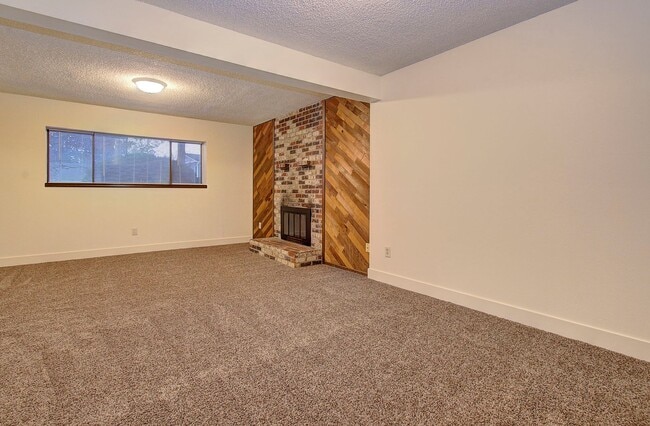 Building Photo - Coveted Cascade Park Area Split Entry Home