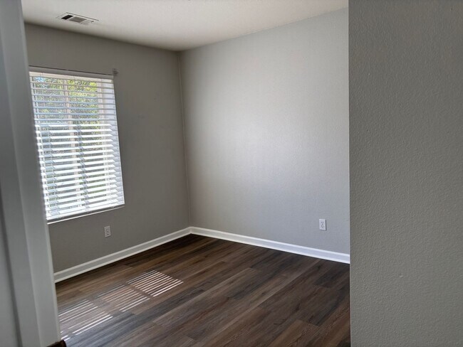 Building Photo - Terrific Brentwood Neighborhood steps from...