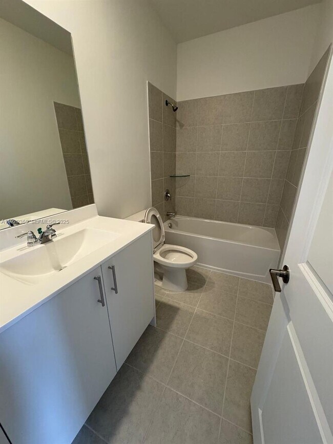 Building Photo - 2825 SE 25th Ave