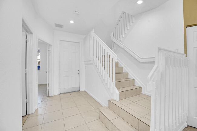 Building Photo - 1213 Lucaya Dr