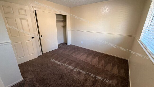 Building Photo - 4 bed/2 Bath - Available now