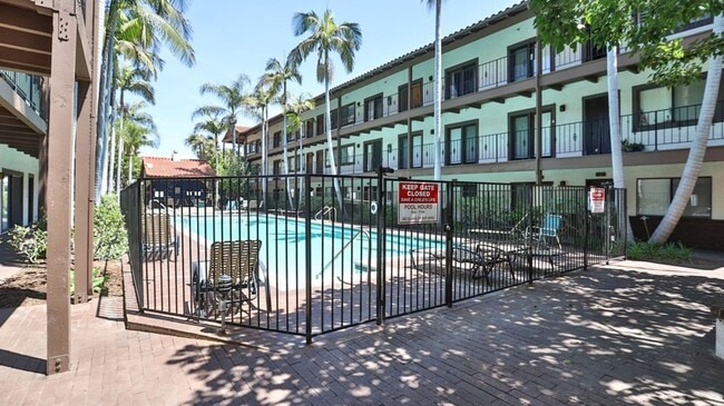 Building Photo - Los Caballeros #211