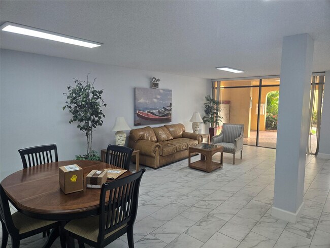 Building Photo - 733 SE 1st Way