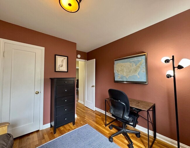 Building Photo - Beautiful 2 Bedroom Ranch Home Furnished o...