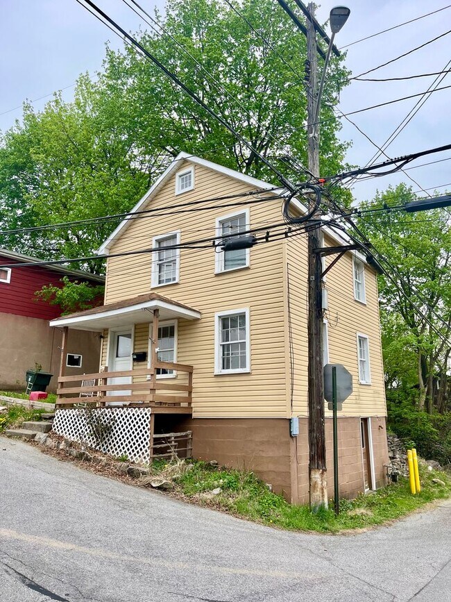Building Photo - 2 Bedroom Single-Family Home in Bellefonte – Available August 1