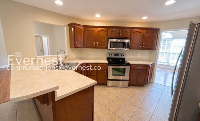 Building Photo - 4 Bed, 3 Bath Home with Garage / Pet-Friendly / Available Now!