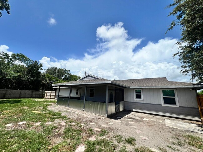 Building Photo - NEWLY RENOVATED 3 BEDROOM 2 BATH HOME- TIL...