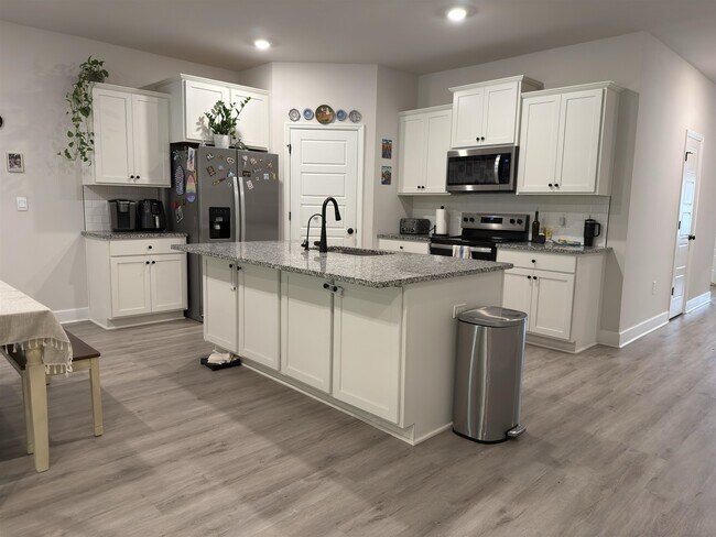 Building Photo - 2075 Hansel Hl Dr