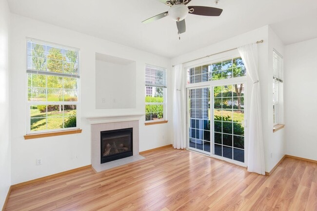 Building Photo - Ground Level Upgraded 2 Bedroom in Sterling Square!