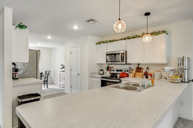 Building Photo - Bright & Spacious 3 Bedroom, 2 Bathroom Home with 2-Car Garage