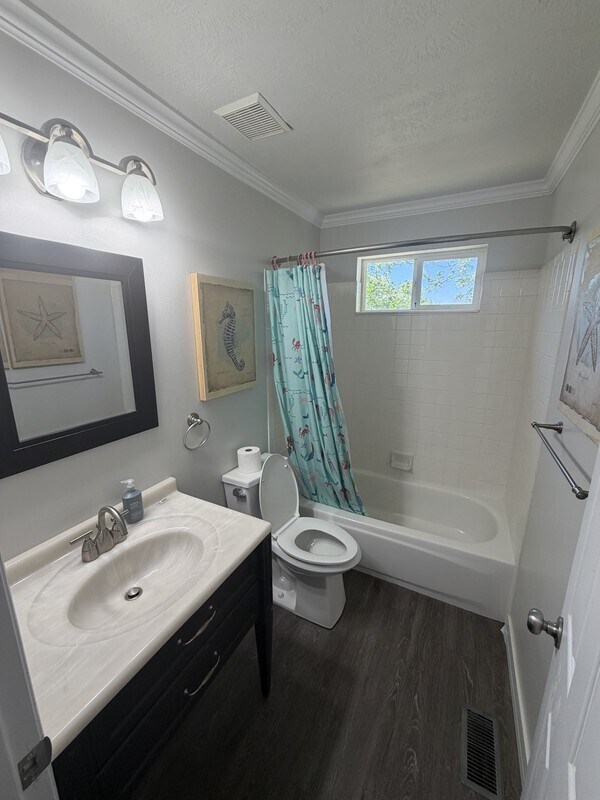 Building Photo - 704 Country Club Dr