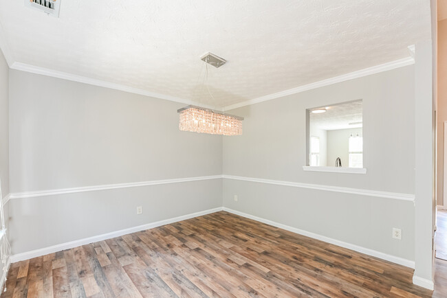 Building Photo - Ellenwood Comfort with Spacious Living