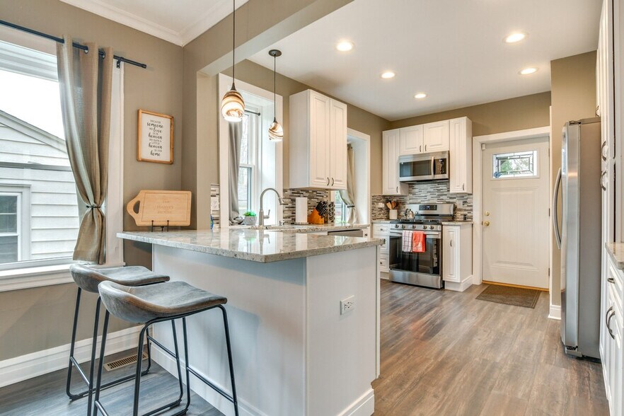 Building Photo - 1546 Fowler Ave