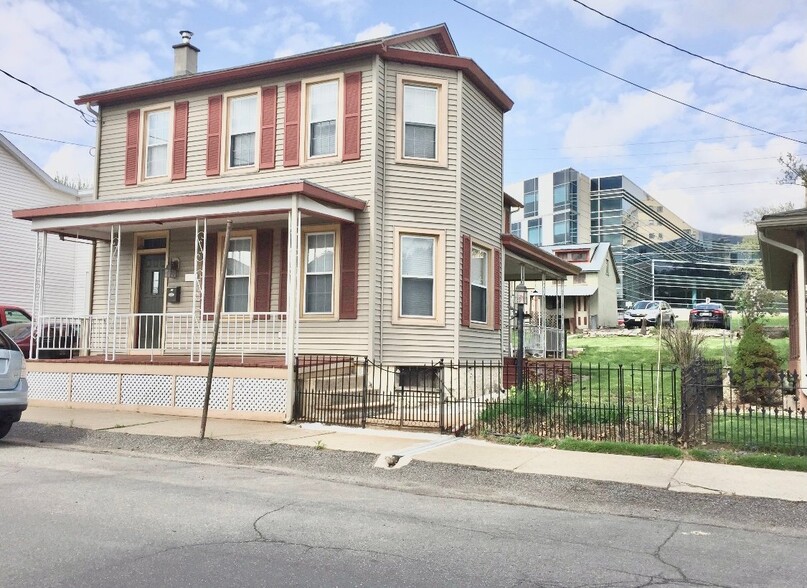 Building Photo - 1044 Cherry St