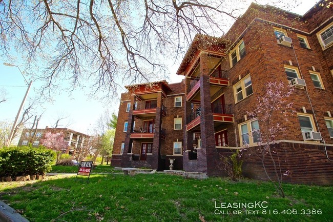 Building Photo - Charlotte Manor