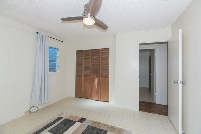 Building Photo - Amazing views, spacious floorplan, bonus f...