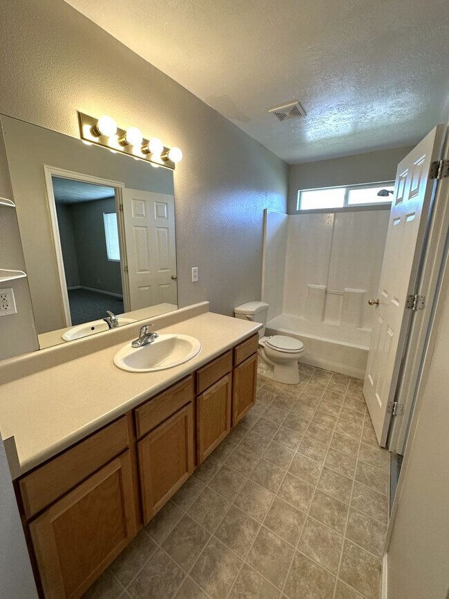 Building Photo - Move In This October – 3 Bed Duplex in Ogd...
