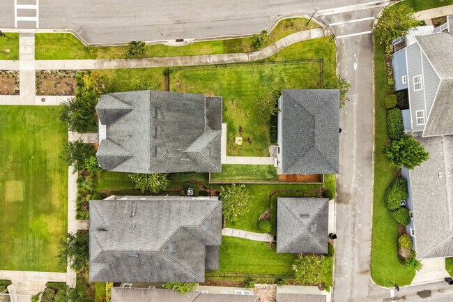 Building Photo - 13785 Behring Ave