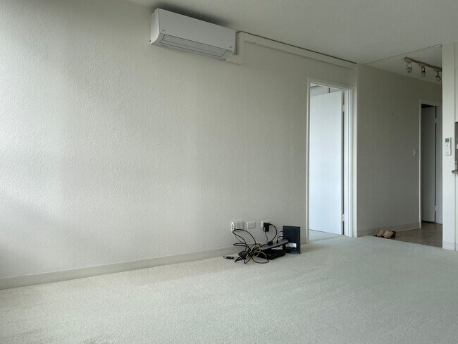 Building Photo - 4 Months of Discounted Rent! Sunny, 8th Flr Unit in Boutique Building with Gorgeous Views from Sp...
