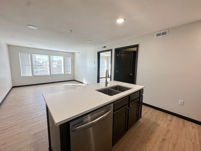 Building Photo - New! Beautiful 1 Bed, 1 Bath Apartment in ...