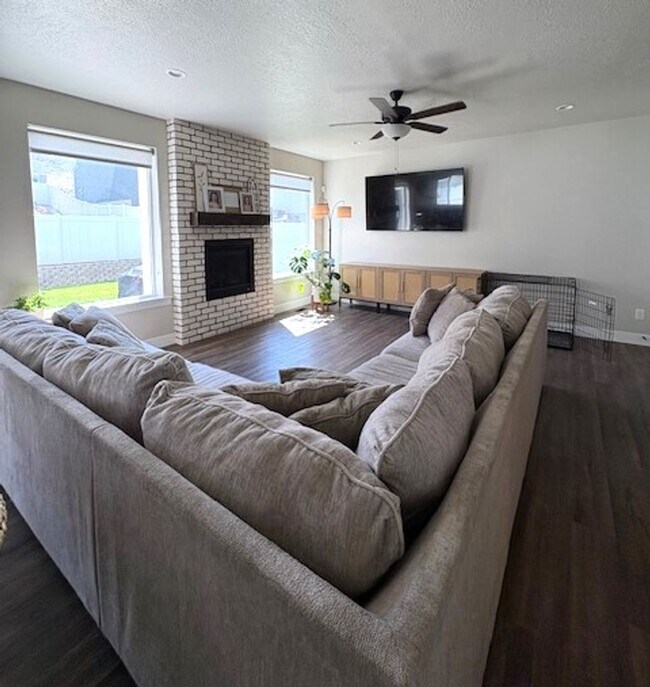 Building Photo - 4 Bedroom / 3 Bath Home in Eagle Mountain!