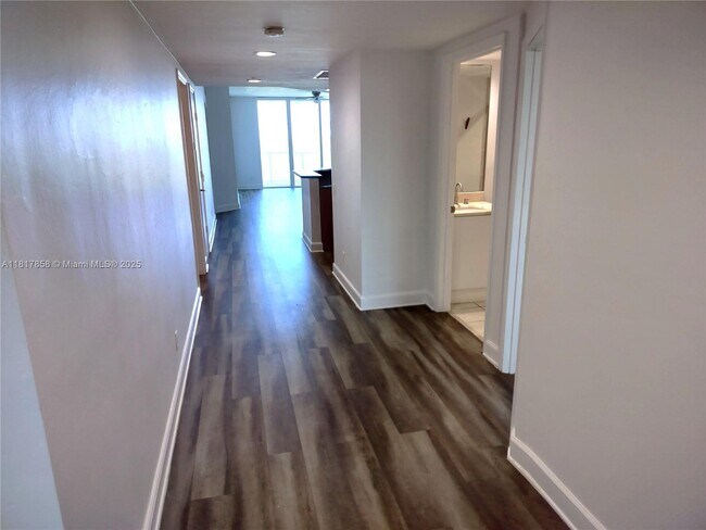 Building Photo - 14951 Royal Oaks Ln