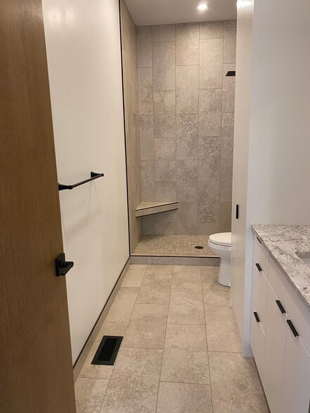 Building Photo - 334 Meadows Dr