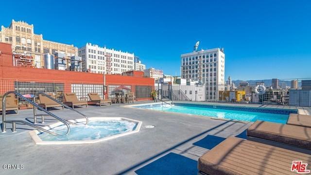 Building Photo - 746 S Los Angeles St