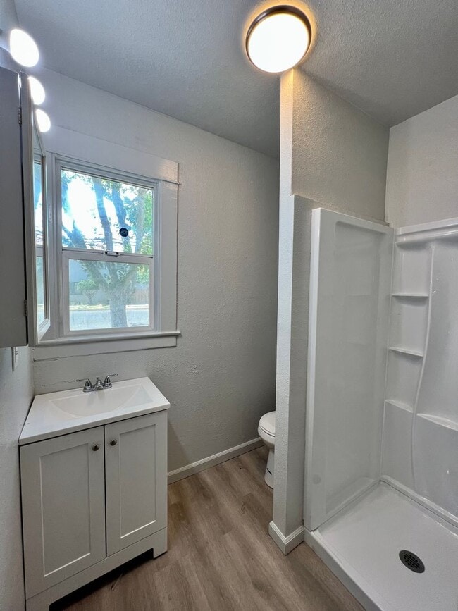 Building Photo - Charming 2 Bedroom, 1 Bathroom Home - Refreshed Interior