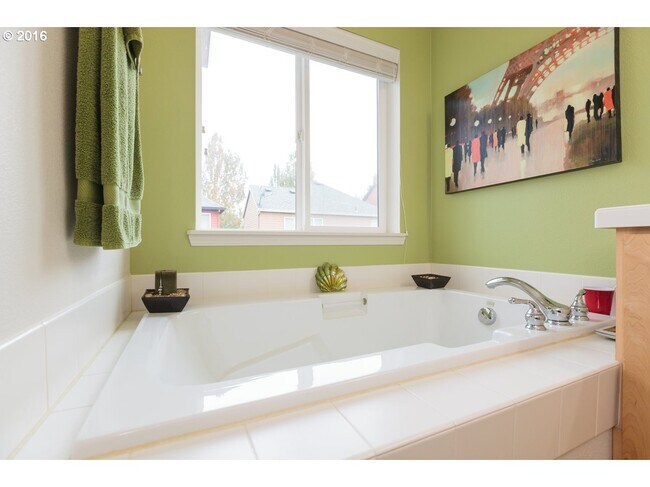 Soak Tub - 1120 SE Tamora Ave