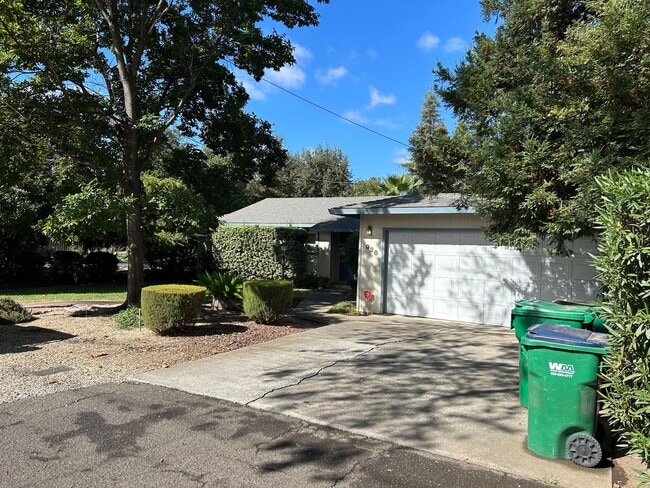 Building Photo - 3 bed/1.5 bath on large corner lot