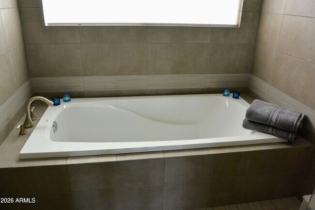 Building Photo - 516 E Ames Pl