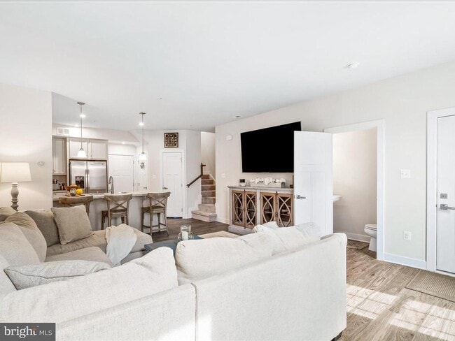 Building Photo - 5940 Etterbeek St