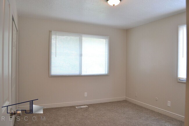 Building Photo - 7th St Units