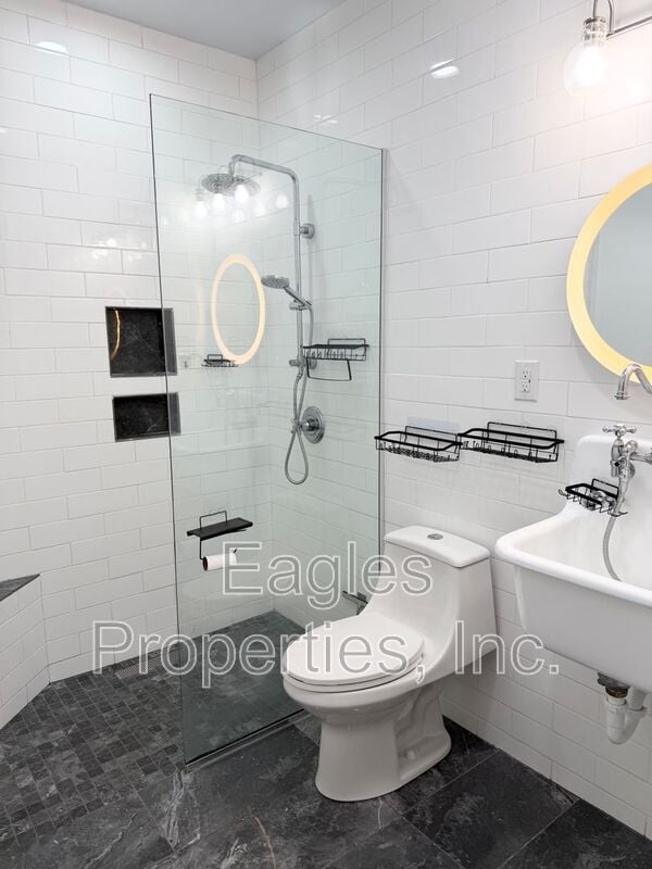 Building Photo - 512 N Pineview Ave