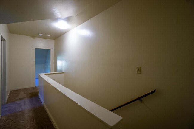 Building Photo - AVAILABLE 8/1/26  3 Story Townhouse On Qui...