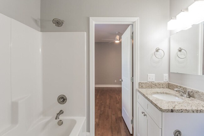 Building Photo - Downtown 3 bedroom Cottage