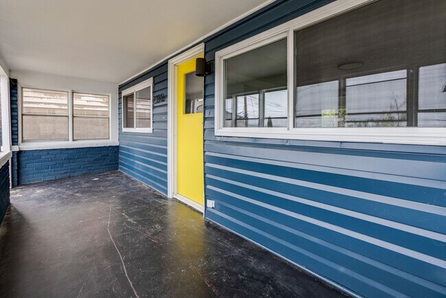 Building Photo - Available JUNE 2026 - 1 Bed w/ off street parking, beautiful view