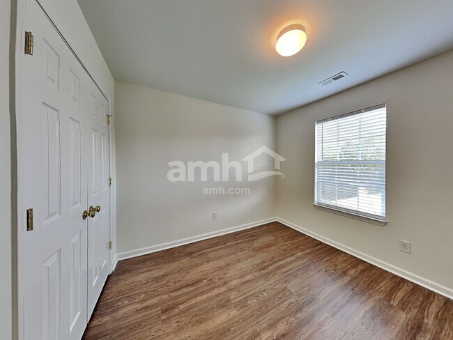 Building Photo - 1749 E Ridge Heights Dr