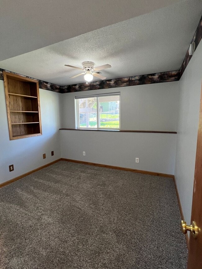 Building Photo - 4 Bedroom, 2 Bath Home for Rent