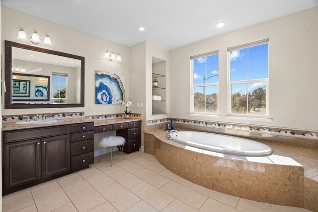Building Photo - HILLTOP CORNER HOME WITH GORGEOUS VIEWS