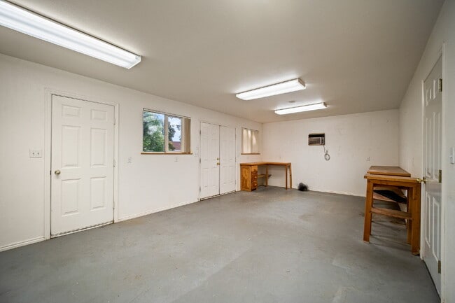 Building Photo - "Spacious 4-Bedroom, 4.5 Bathroom 4792 sq. ft. Retreat with Scenic Views and Cozy Fireplace in St...