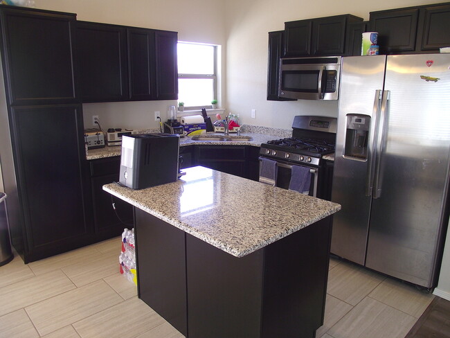 Building Photo - Northeast El Paso 3bed, 2 bath REFRIG A/C ...
