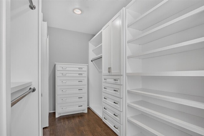 Building Photo - 1400 Emerald Cir