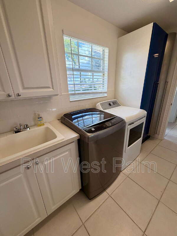 Building Photo - 8270 Eleuthera Ln